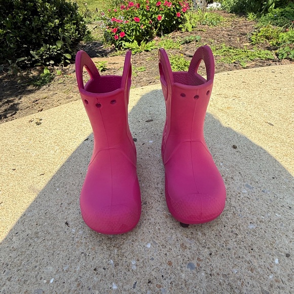 Girls Pink CROCS - Picture 1 of 7